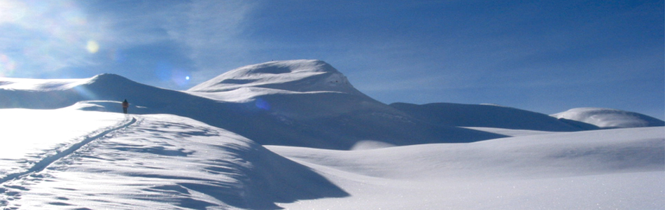 Skitour durch unberührte Winterlandschaft